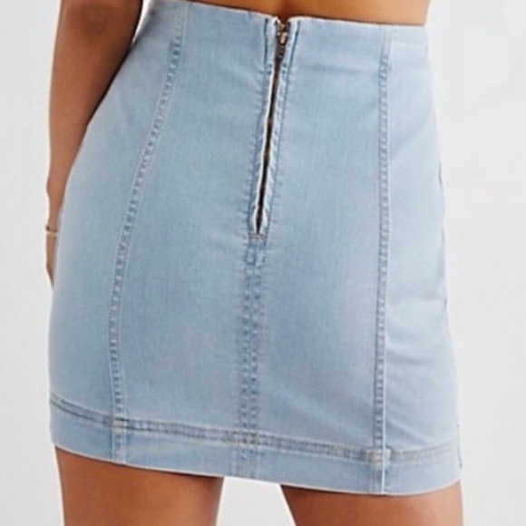 Free People Modern Femme Light Wash Denim Jean Stretch Mini Skirt - Size 12 - Picture 2 of 5